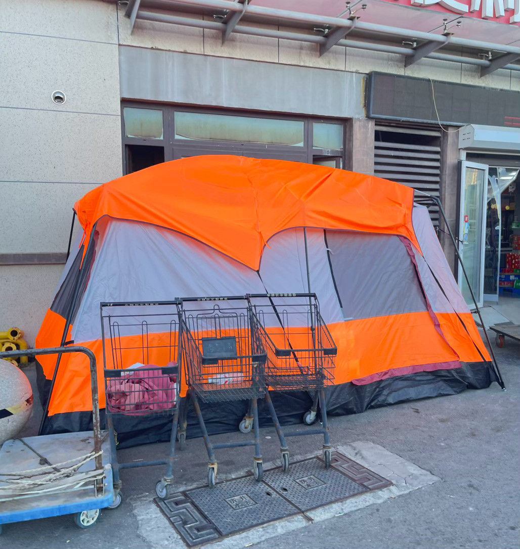 现在的人，随地就扎帐篷🏕️咋好意思在超市门口睡的​​​