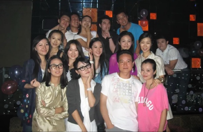 刘亦菲大学聚餐合照，美得太突出了真的艳压全场​​​