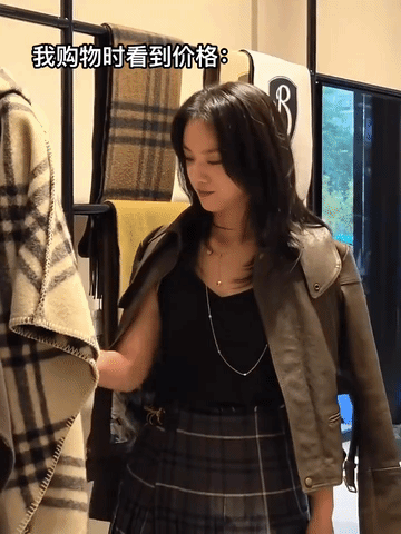 汤唯作为品牌代言人，出席品牌活动时看价格标签后倒吸一口气一脸惊讶，这真的不会被品