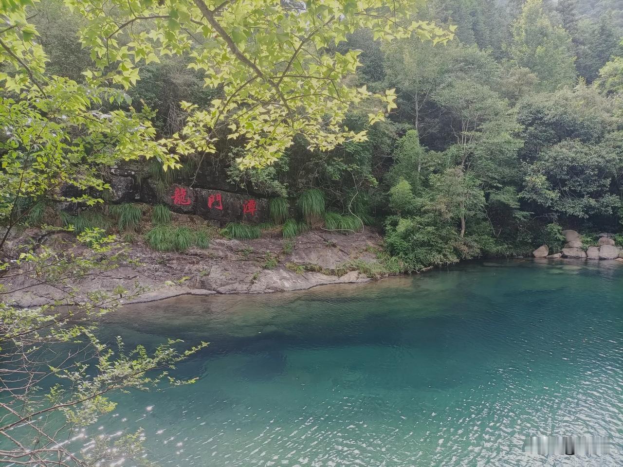 那可真是个绝美的地方，被称为安徽的“九寨沟”。潭水碧绿清澈，就像一块巨大的翡