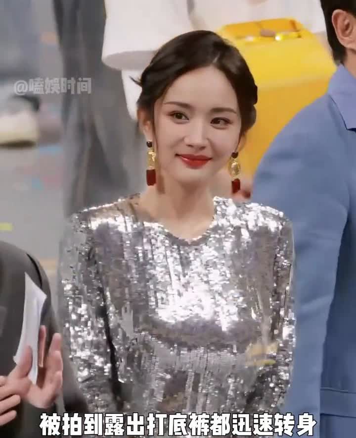 明明杨幂非常注重仪态管理，被拍到露出打底裤都迅速转身，可为何却总是会穿着拖鞋搭配