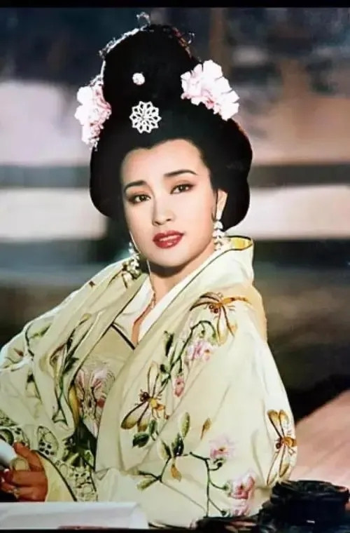 649年，李世民病危。太子李治对武则天说道：“与其喊你为母，不如喊你为妻，”武则