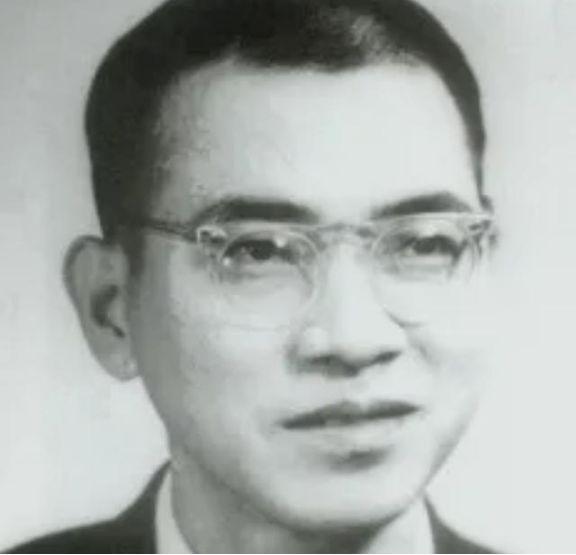 1953年，陈景润毕业后分到北京四中教书，学校却因口齿不清辞退他，之后他摆摊租书