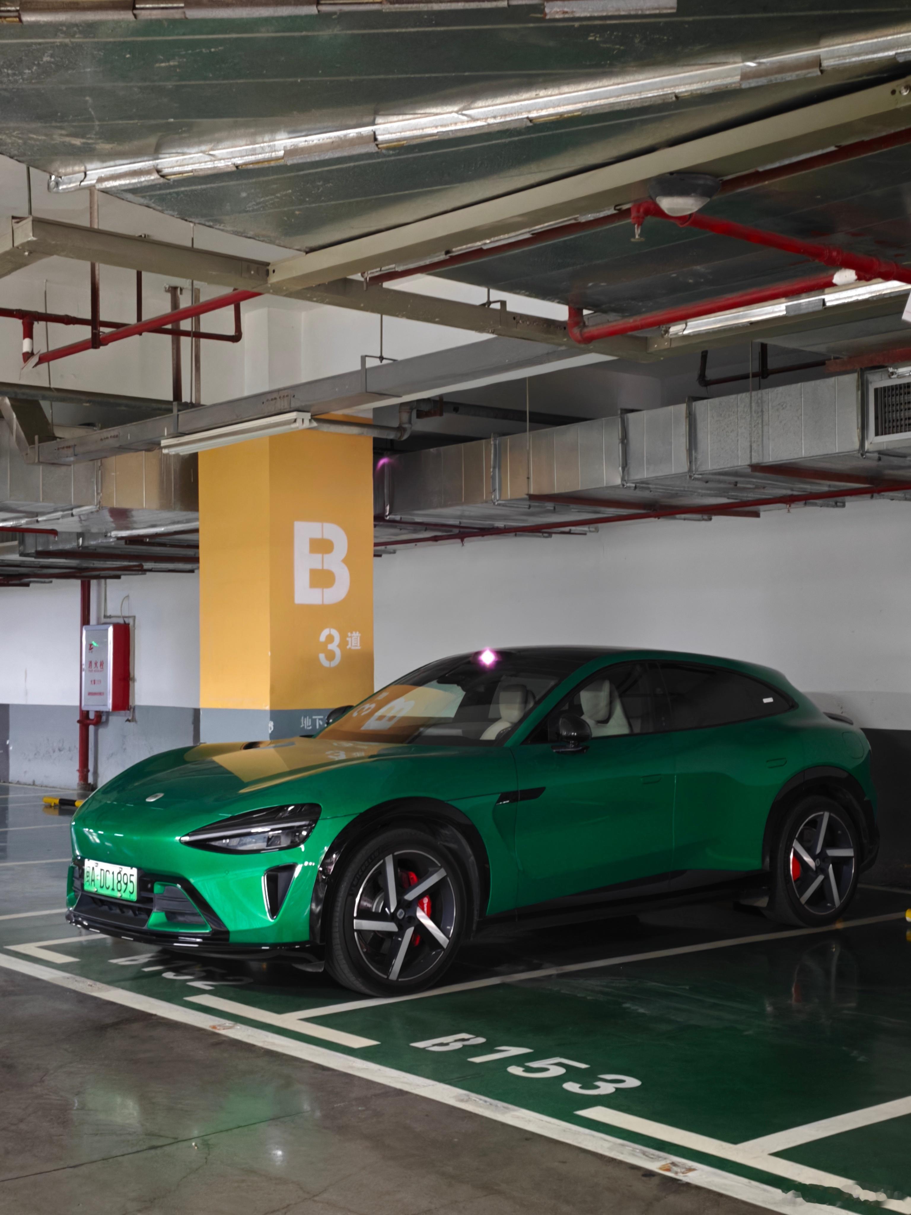 这两天开了一台超高姿态的、装配了我最喜欢的一款轮毂的YU7，和一台外观苍翠欲滴又