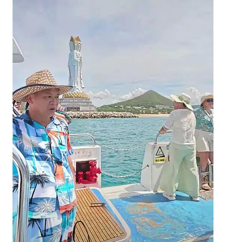 全文茂夫妻不是那种旅游也要黏在一起的夫妻，两个人坐游艇出海玩，全文茂自己跟其他人