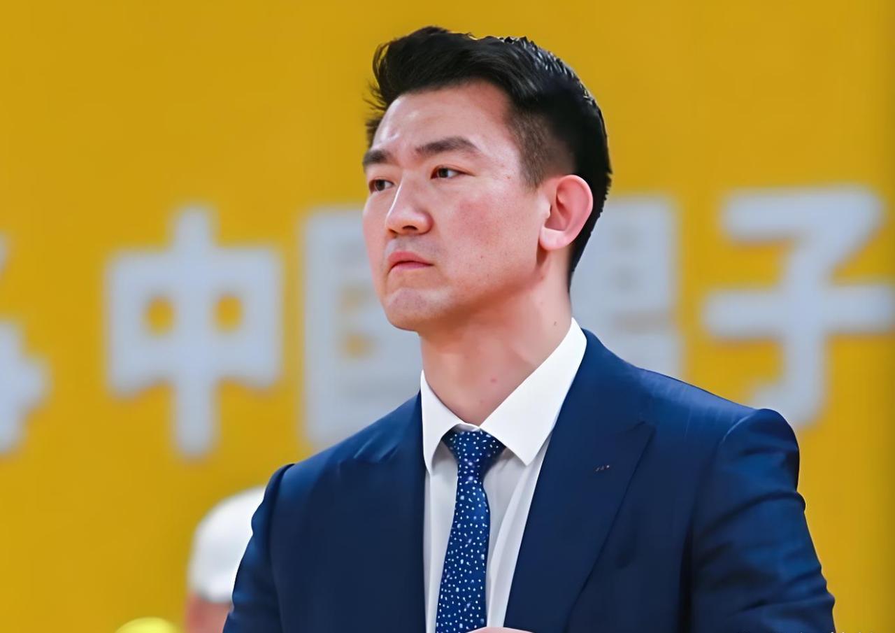 王博给CBA上了一课，杜锋应该要好好学学！面对北京队，广厦队主教练王博，居然敢
