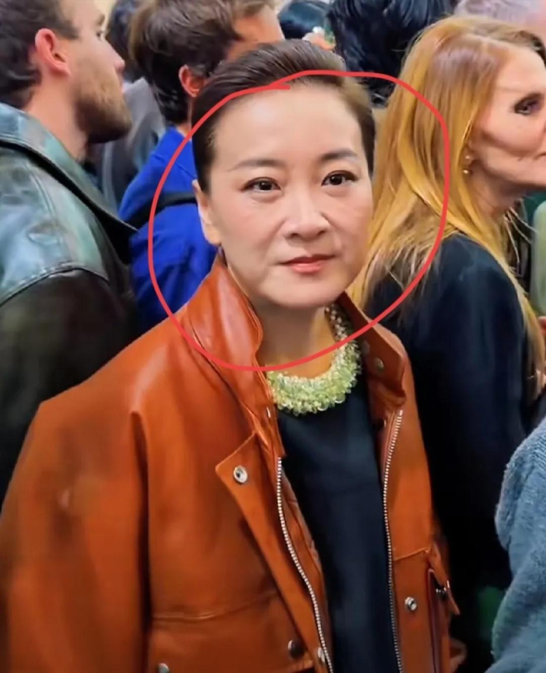 年纪大了千万不要瞎折腾，不信看贾玲就知道了，​昨天她一身皮衣出席了米兰时装周