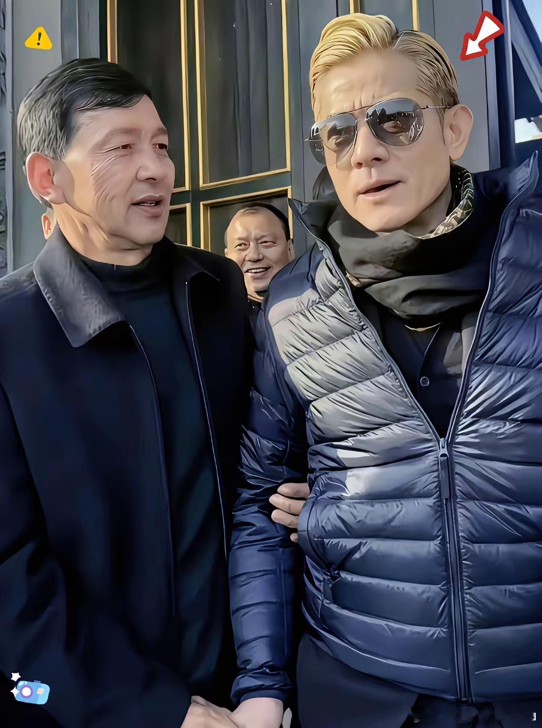 60岁郭富城和58岁岳父同框。明显的郭富城年轻一些。