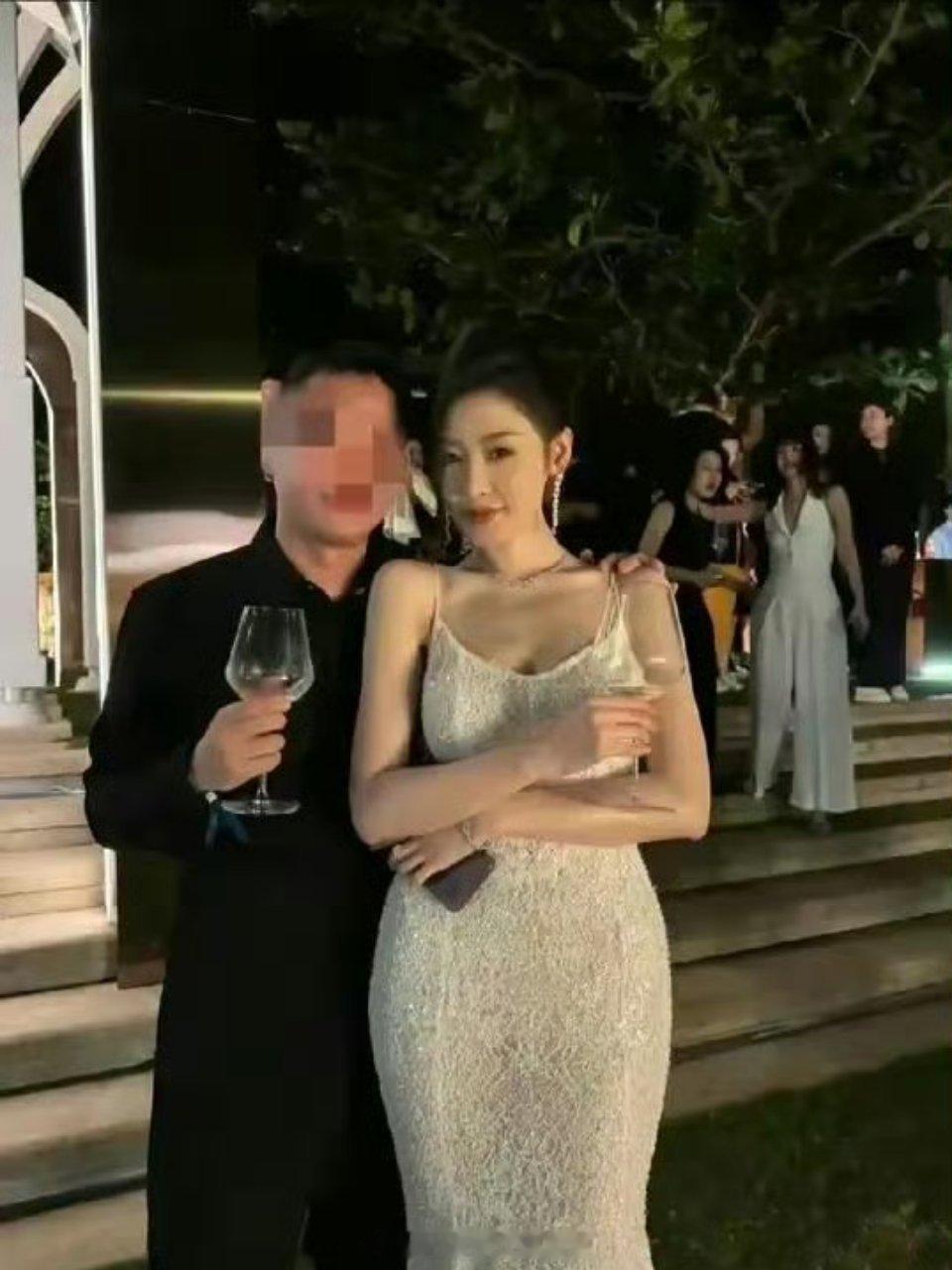 张天爱跟男士合影，胯好宽腰好细，这身材绝了