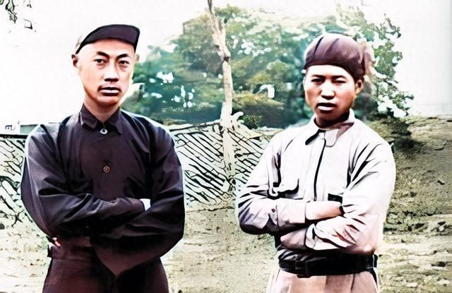 记录者同样是身居高位的高级将领，同样是经历兵败突围的生死关头，同样是随身携带了