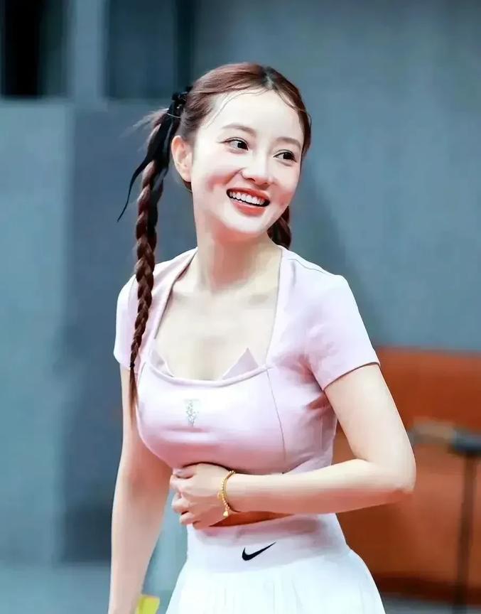 贾乃亮与李小璐的“和解戏码”堪称娱乐圈的“平和范本”。感情经历波折后，多数人选择