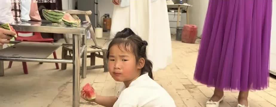 小依依当众打脸阿杜华姐直言阿杜对恩泽和瑶瑶不好，阿杜听后，心中自然是百般滋味