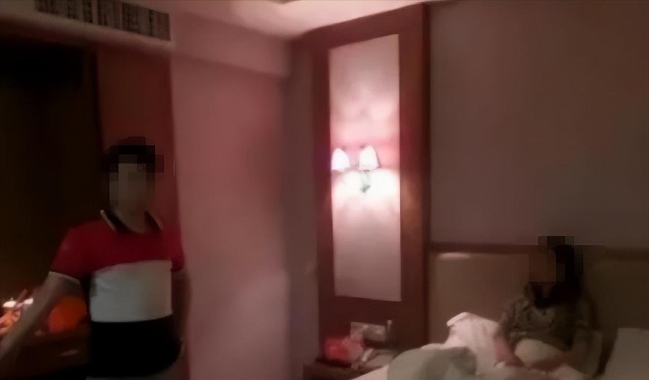 上海，一男子在浙江上班，跑到上海来见女网友，相约在女子家里发生了不正当的关系。本