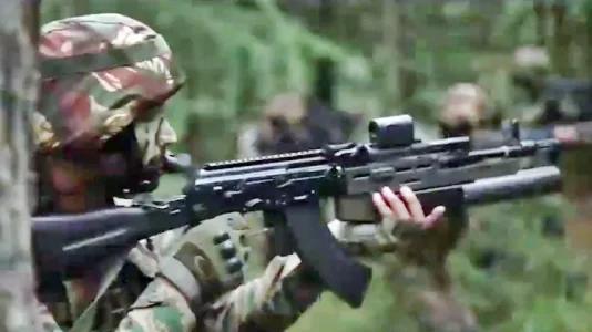 印度士兵与国产阿卡203突击步枪，下挂国产ARDE40毫米榴弹发射器