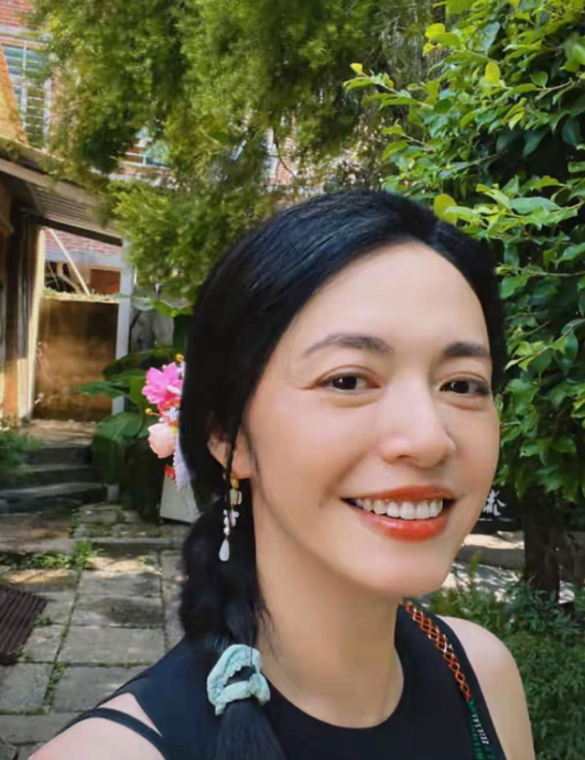 姚晨晒出12岁儿子徒步的照片，儿子长得很像她，尤其是嘴。不过儿子的牙齿参差不齐没
