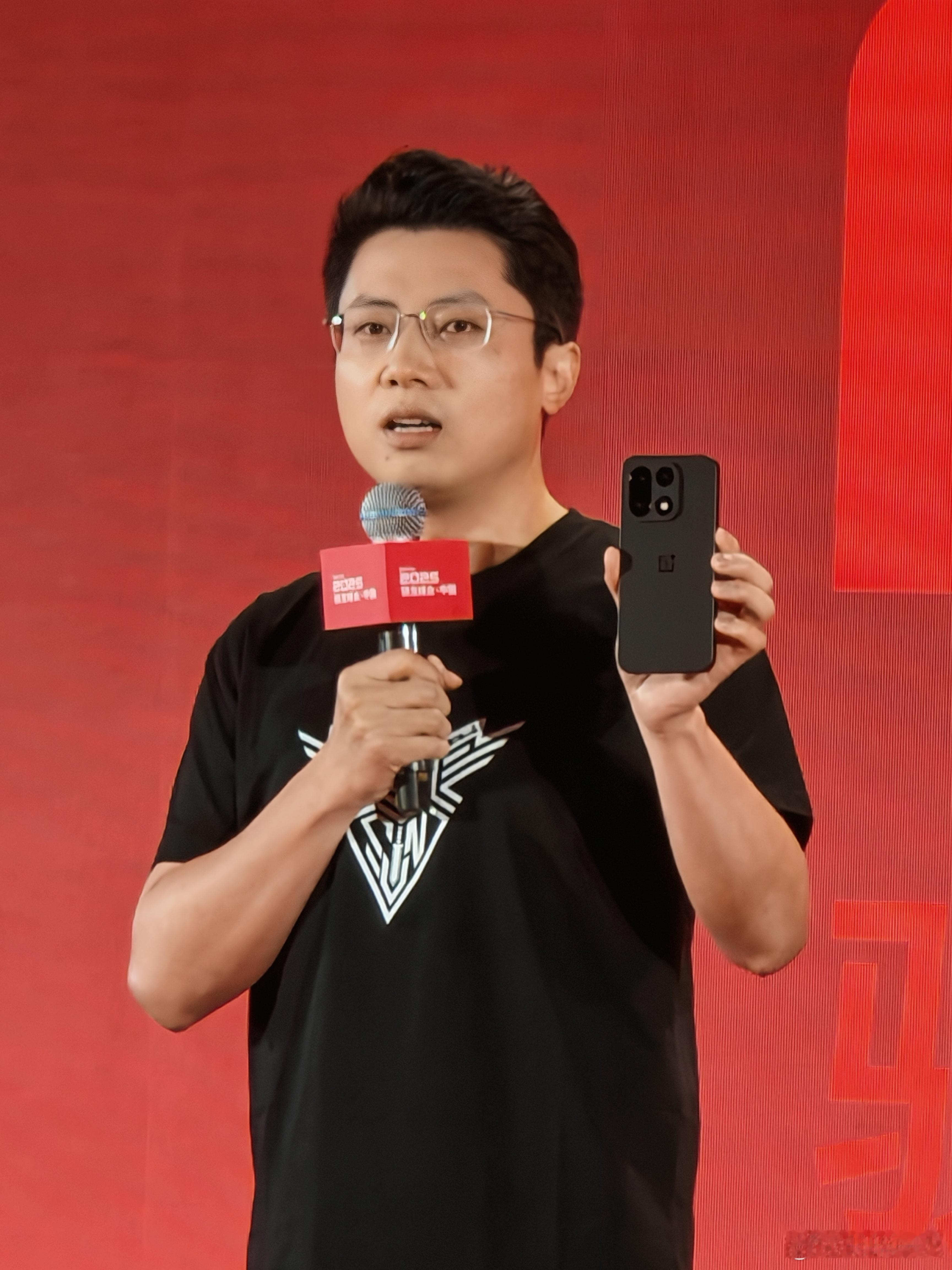 一加李杰出席高通骁龙峰会，现场展示了黑色的一加15手机。看起来应该是哑光黑，不沾