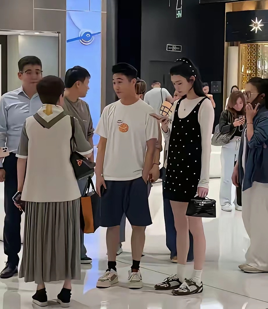 看了奚梦瑶的路透图才发现少女感和是否结婚生子毫无关系。