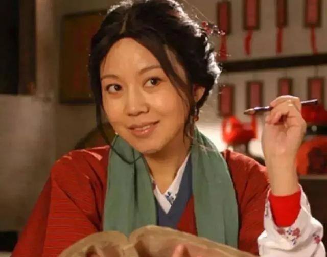 2007年，36岁的闫妮突然跑到售楼部看房，当时销售马上下班了，看她穿的一般，就