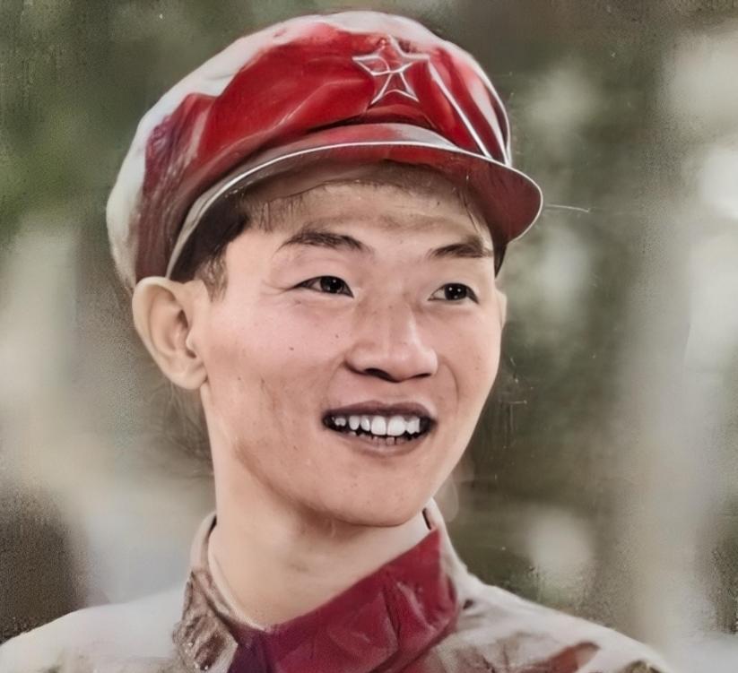 1979年，越战中何学高被两名越军死死抱住，双拳难敌四手，千钧一发之际何学高拉响
