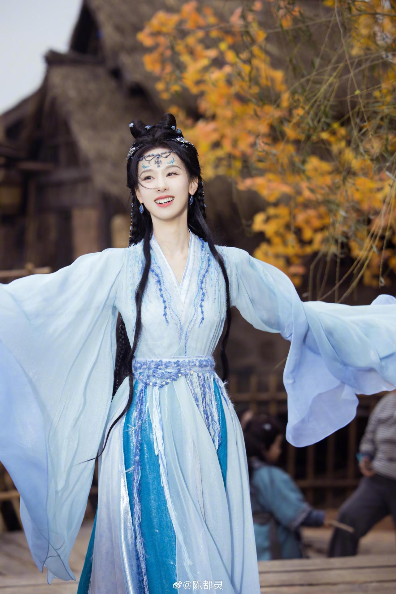 为啥女明星都长得这么像，初看我以为是杨紫，但明显杨紫身材没有这么高挑便又觉得