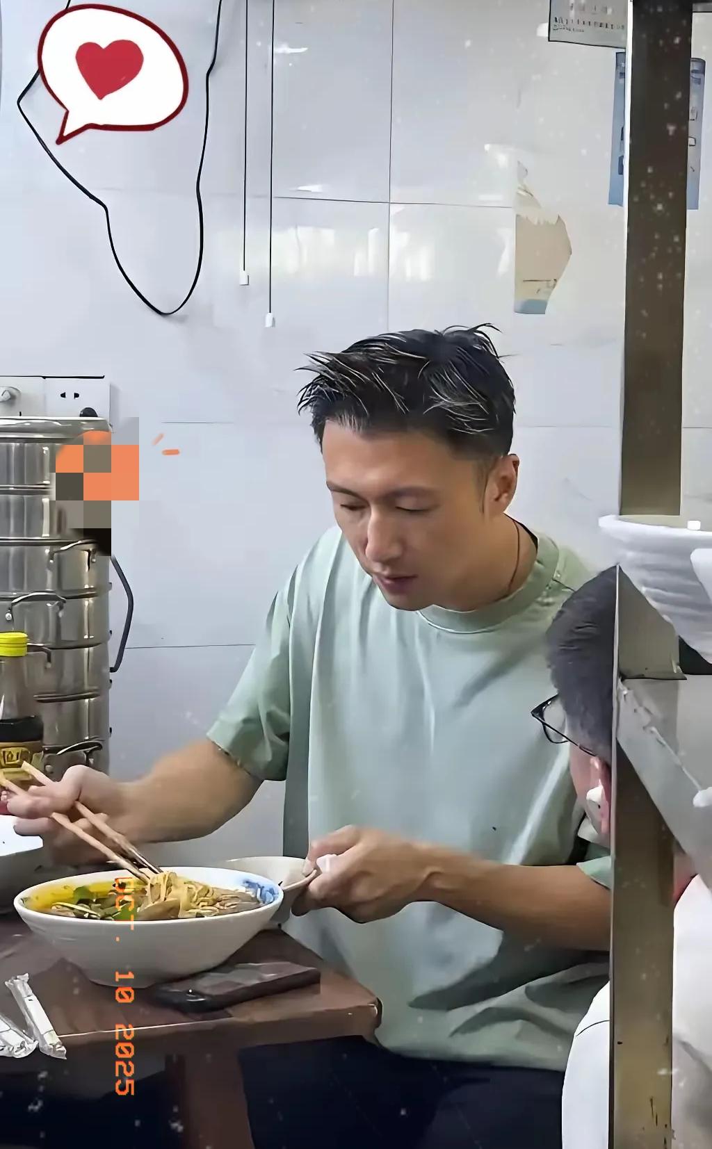 王菲这辈子都不会离开谢霆锋！原因很简单的，谢霆锋这次重庆演唱会结束，去吃面条