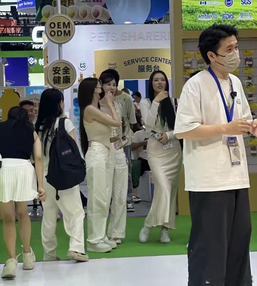 叶珂和朋友去看宠物展，一头长发柔顺飘逸，产后身体恢复得超好！​​​