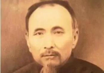 1905年，三名刺客准备刺杀孙中山，不料被杜心武发现，他大声喝道：“你们身上的铁