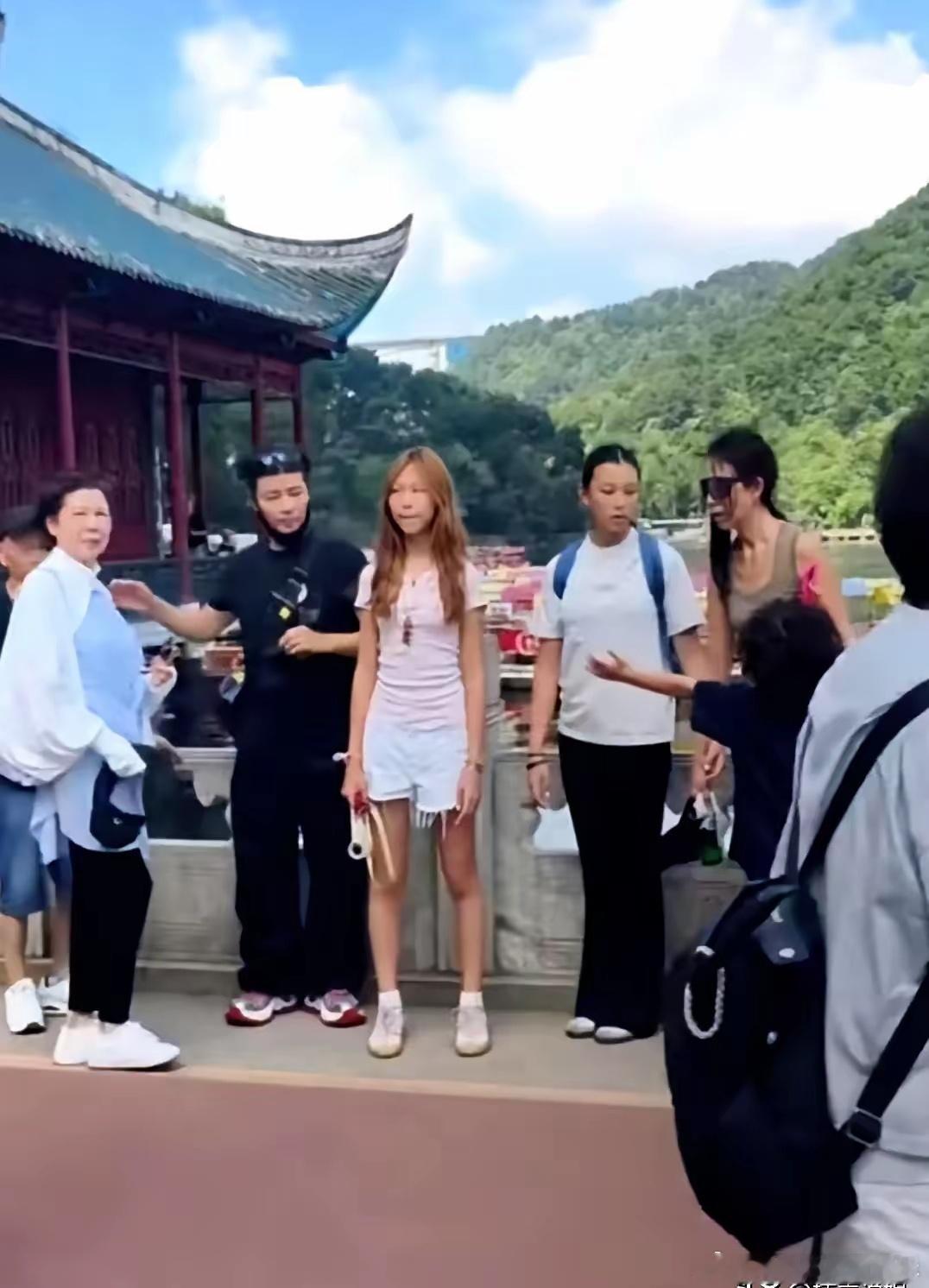 蔡少芬这大女儿，真的绝了。一头金发，身高直逼一米七，站在那儿简直就是年...