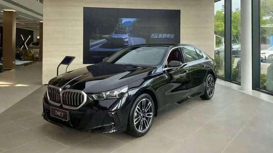 新款宝马5系实车到店, 新增标配泊车辅助/后座加热, HUD抬显下放