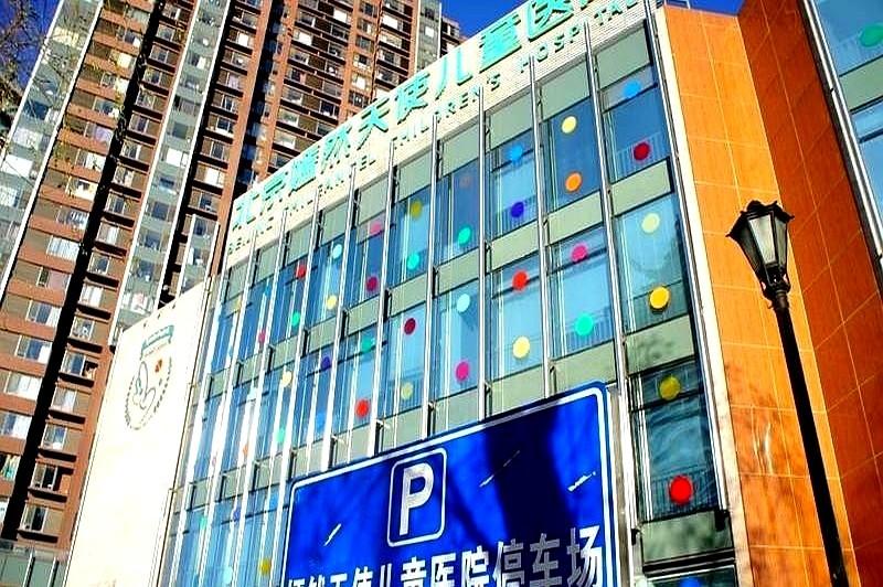 肯德基租了十年，续约时房东把年租金从180万涨到230万。对面新店开张，年租1