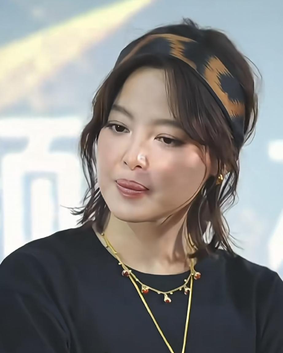 辛芷蕾的嘴唇好像越来越厚了？刷到她出席新剧《金色》线下看片会，豹纹发带搭配