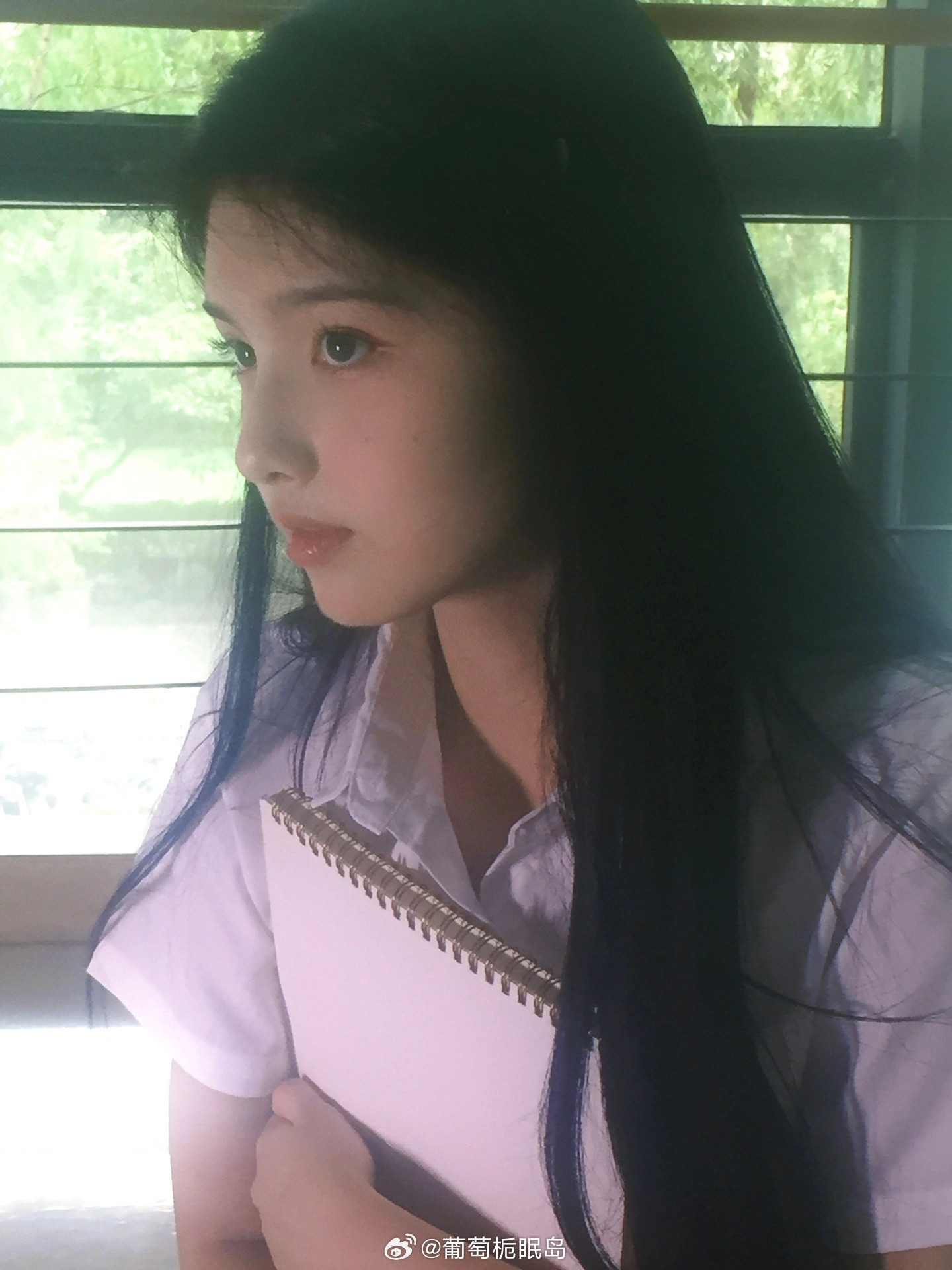 郭敬明是真狠啊，硬生生把人家00后小花逼得脱了一层皮，就那个《百妖谱》刚开机，演