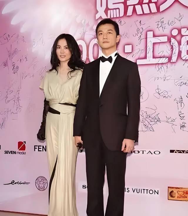 十年后再看王菲李亚鹏，才惊觉：我们都低估了李亚鹏的“笨”。所有人都以为他离了天