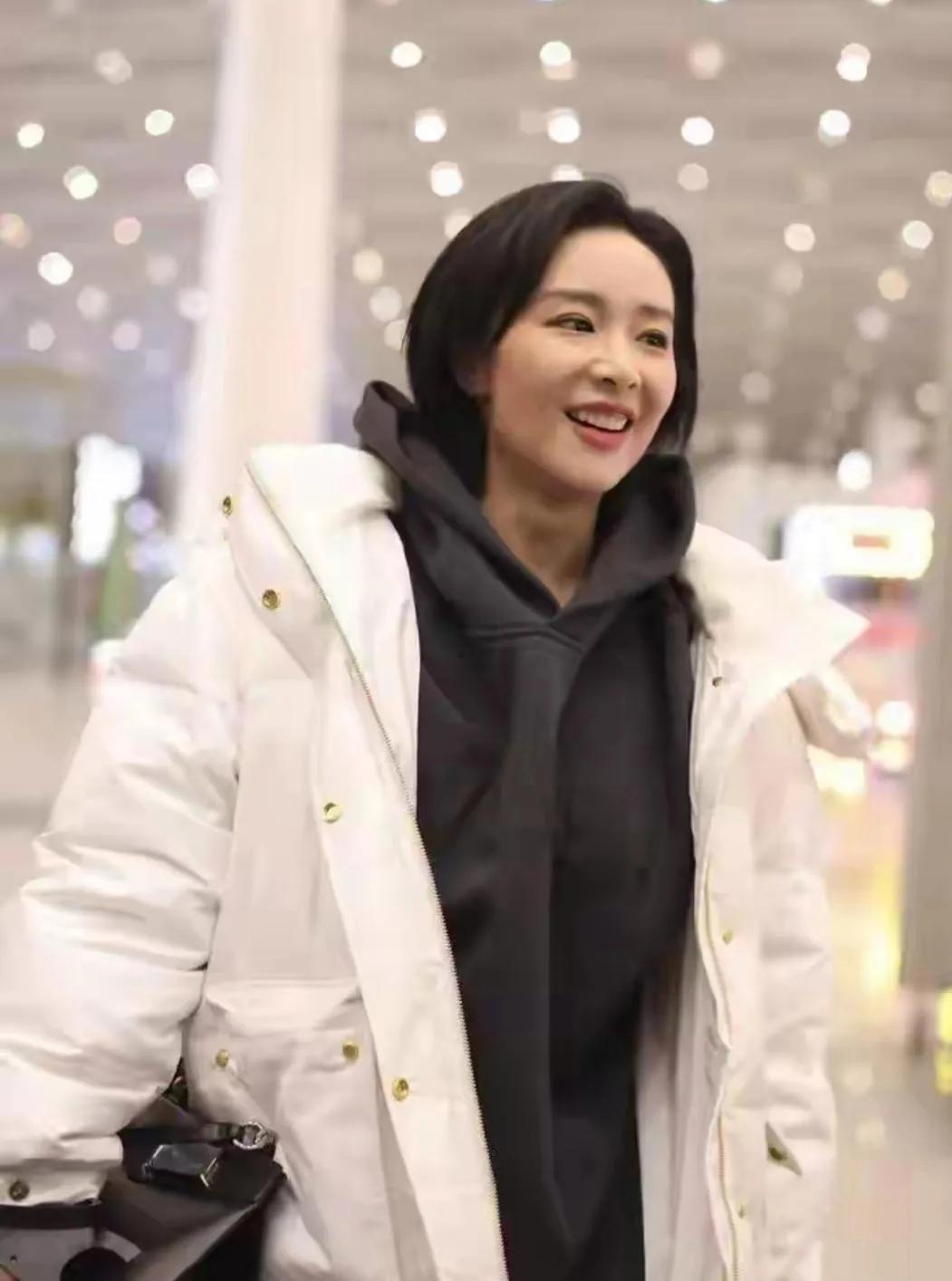 高叶短发造型太绝了！机场黑白配穿搭利落松弛，保暖又高级高叶剪了短发后气场直