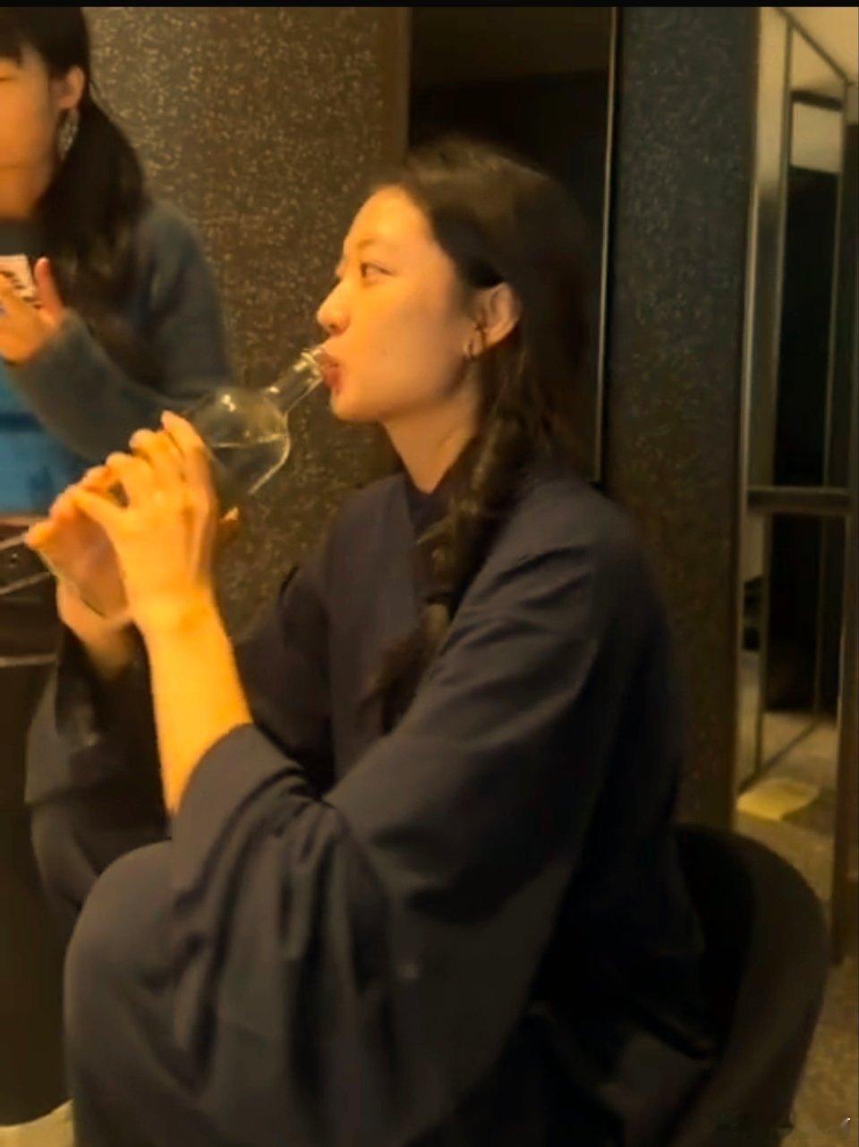 好像是千千喝高了，私下拿瓶直接灌——确定这是我们的孙千？谁教她这么喝酒的？​