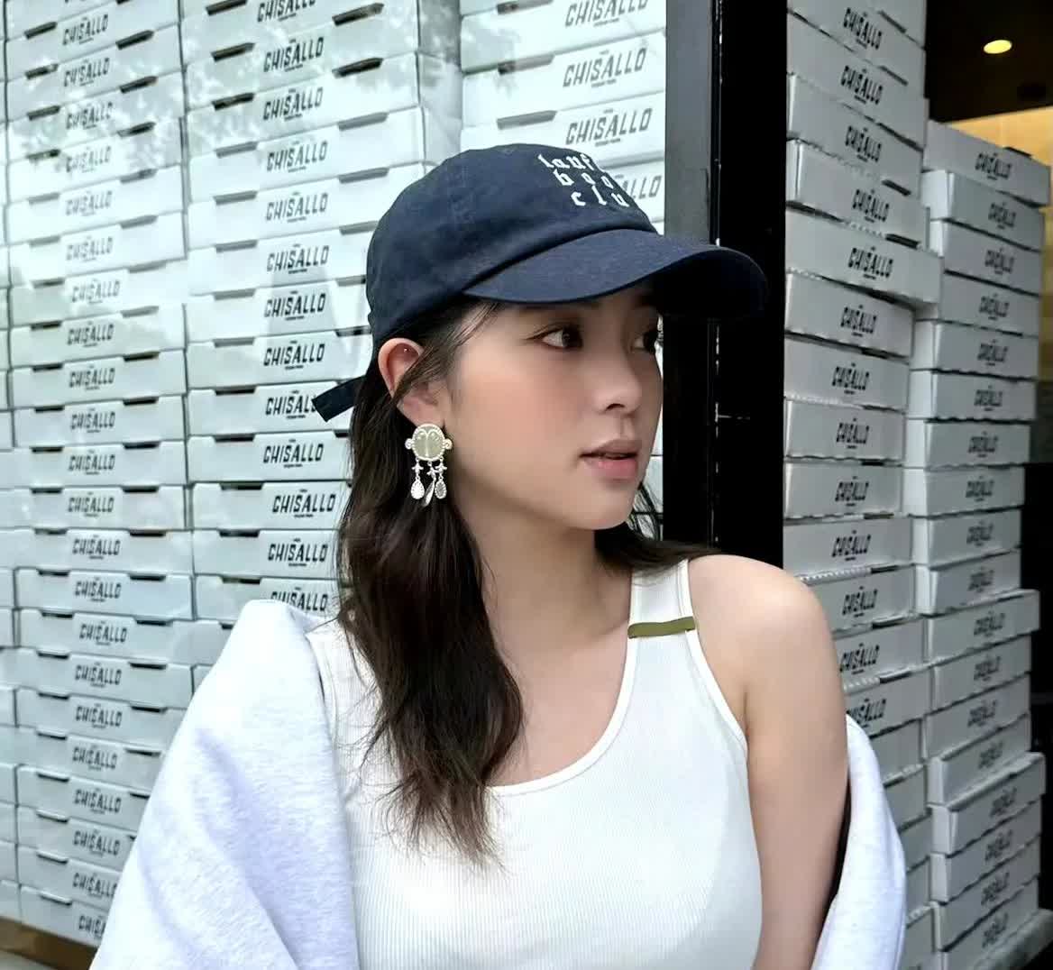 欧阳娜娜白色背心好透，都看得到里面