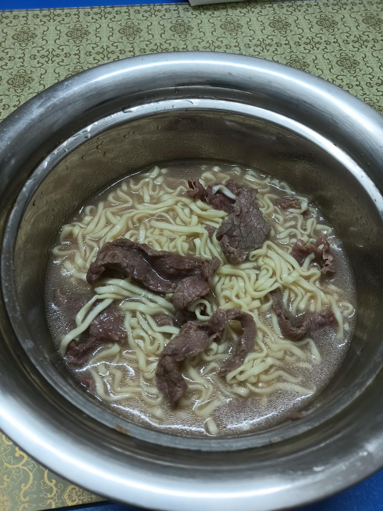 今天早上煮一个面吃。家里还有牛肉。这就叫牛肉面。在外面吃一碗粉也要十几块钱。还不