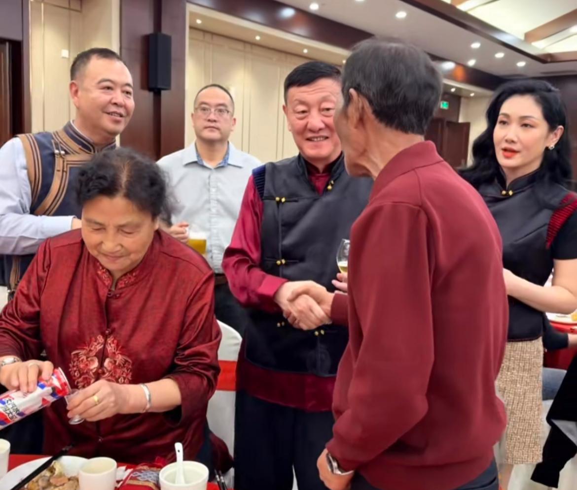 韩磊携妻子其其格参加婚宴，喝到满脸红！夫妻一同敬酒感情好，细节也可以看出，其其