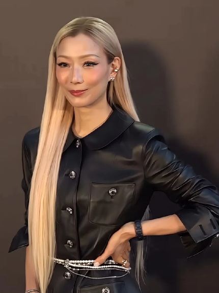 郑秀文金色长发太美丽，这是年过半百的样子吗？她是真的很自律，甚至曾经锻炼过了