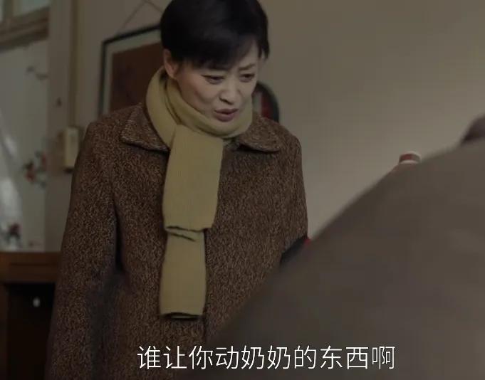 《六姊妹》第32集预告：何家丽的奶奶离世了，何家丽的妈妈在收拾老太太的东西，何