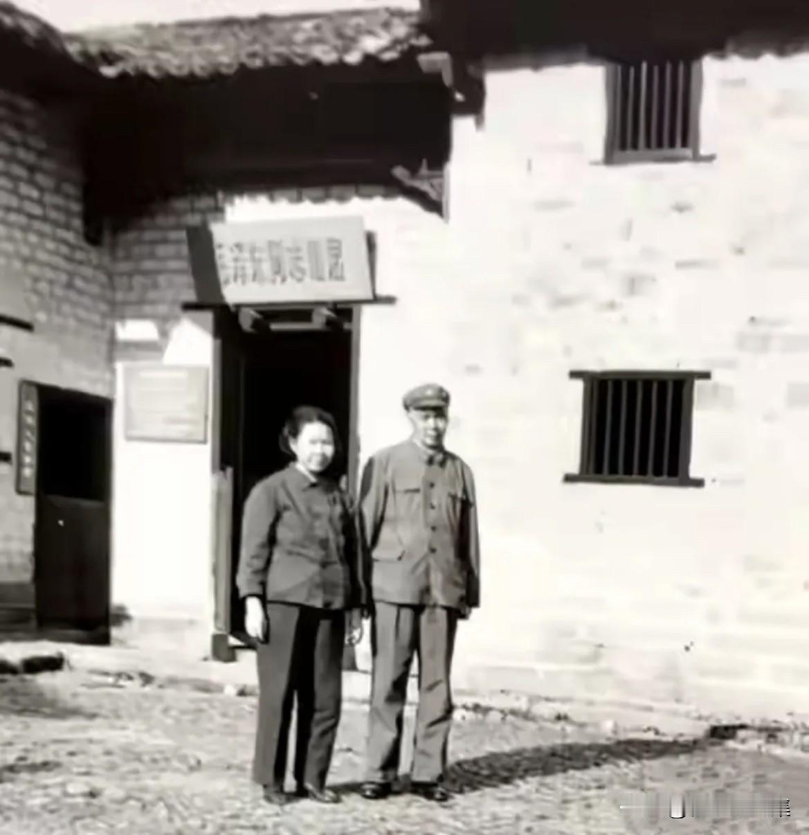 上世纪七十年代，​周庆鸣将军与夫人李玉清在韶山毛泽东主席故居前合影留念。此时的周