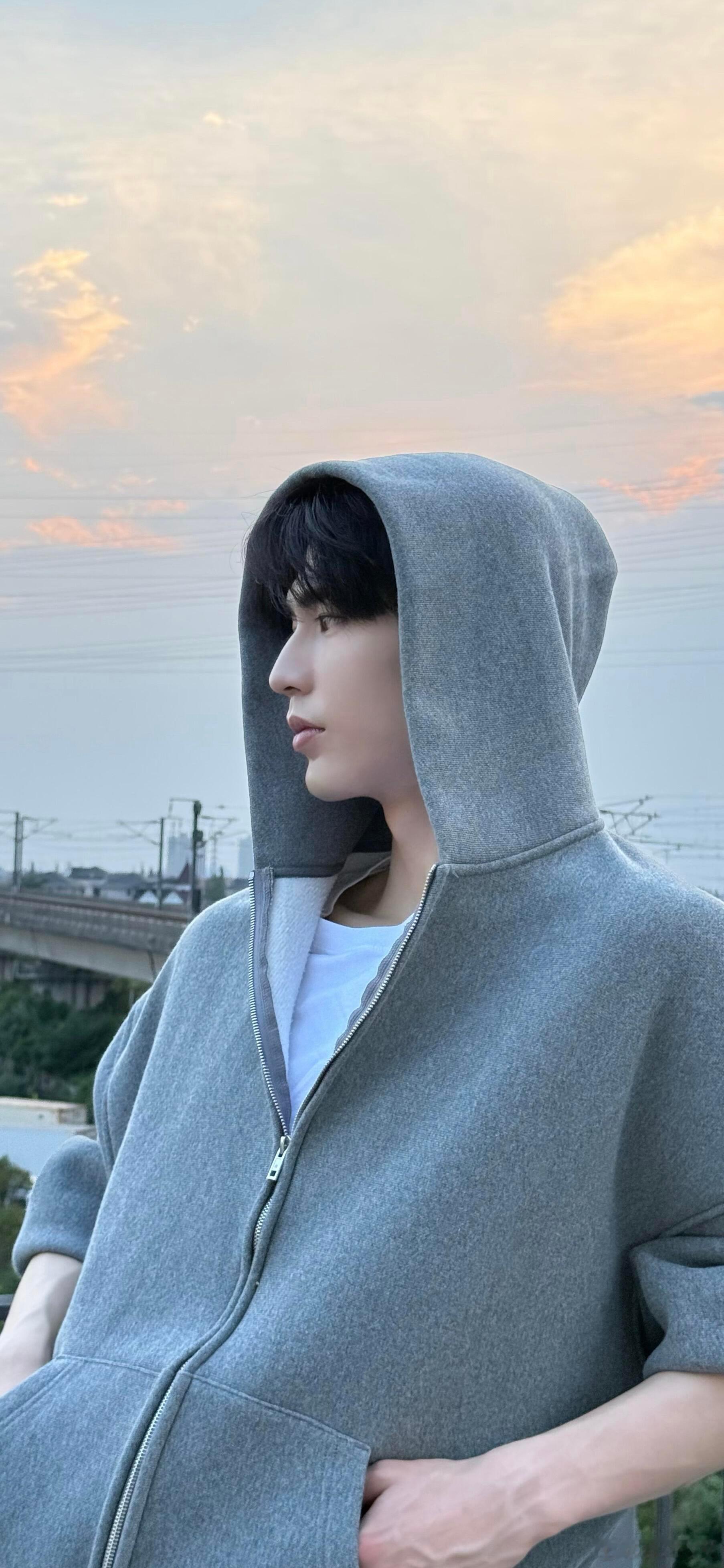 张凌赫_壁纸+1这是一组纯男友风壁纸好像你就站在他身边，给他拍照的是你张凌赫｜