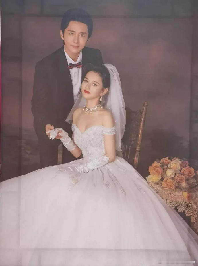 张新成与宋祖儿的婚纱照，竟莫名撞脸自家小姨和姨夫，那眉眼间的神韵，仿佛藏着生活里