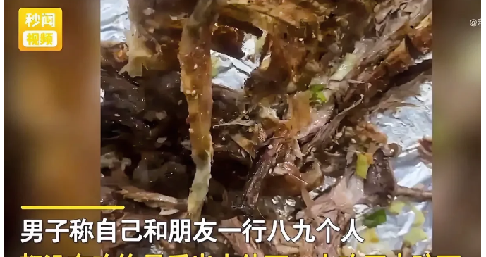 山西长治，一名男子以接近1400元的价格，在一餐厅订了一只烤全羊。事后带上家人一