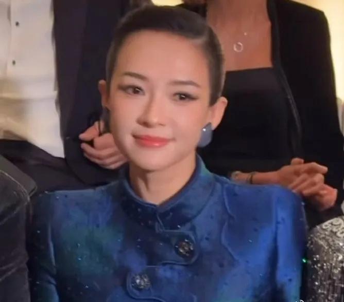 好久不见的章子怡，这一次亮相还是那么美……蓝色短款外套搭配黑色裤子，穿出了深