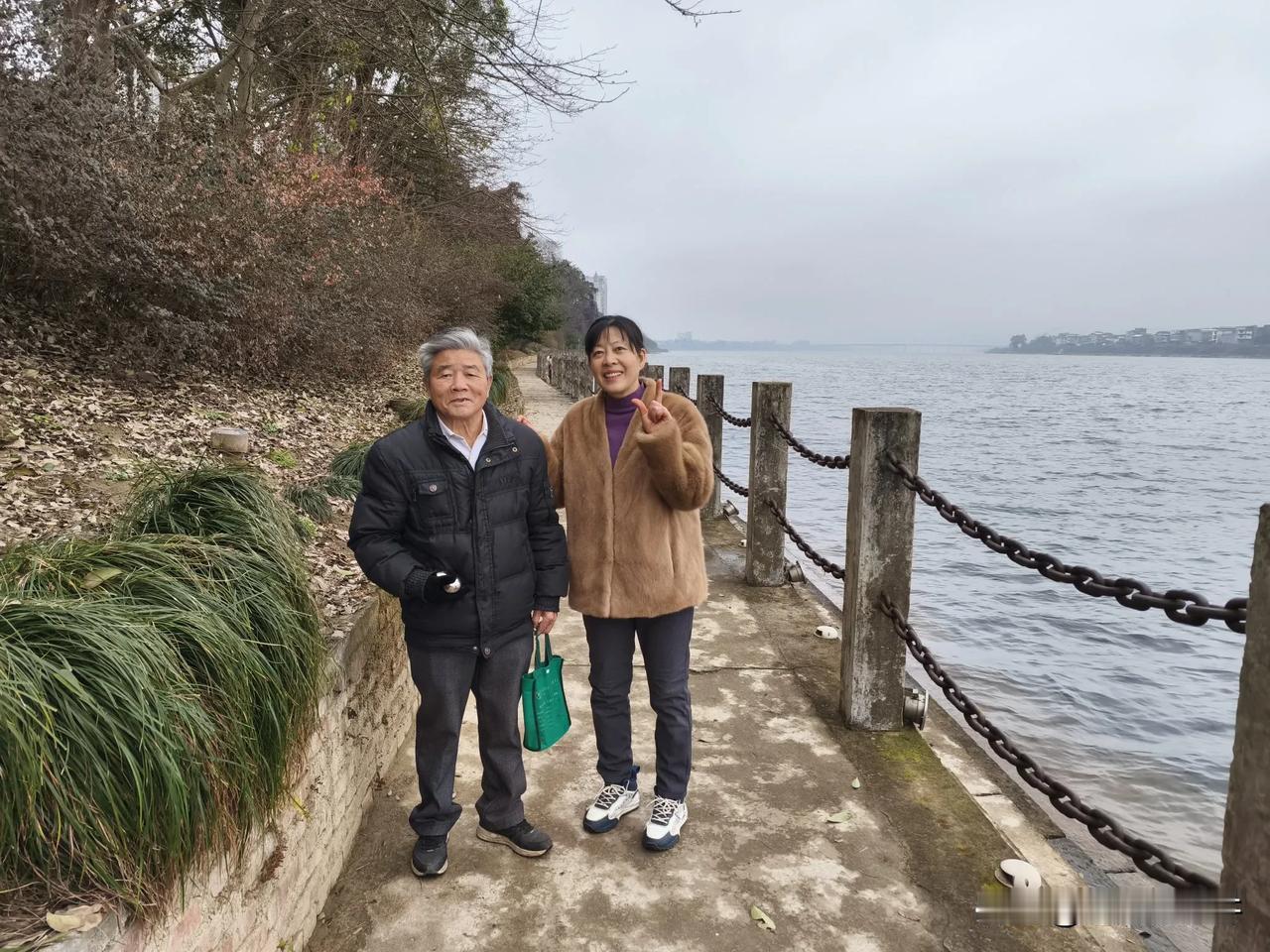 今天我在河边行走，遇到了老中医黄医生。距离上次见他已有一年多了，他面容依然是慈