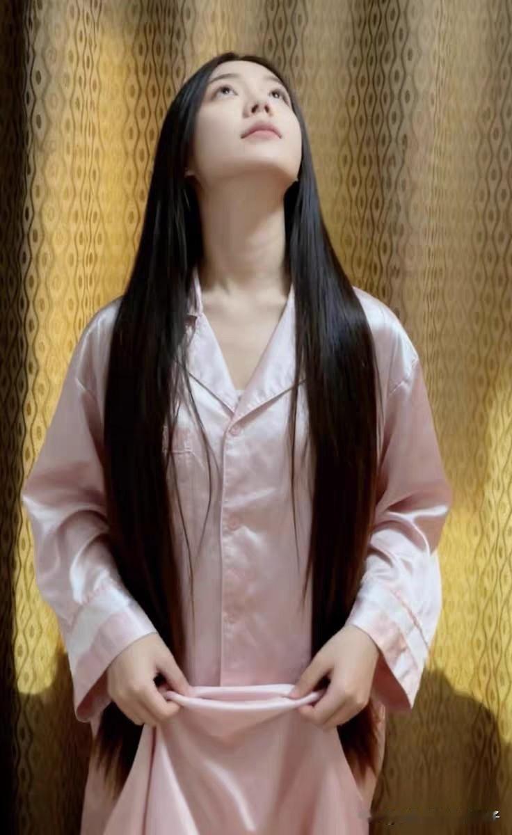 一头乌黑亮丽的长发如瀑布般倾泻，从发顶的乌黑到发尾的棕褐，自然过渡的渐变色泽尽显