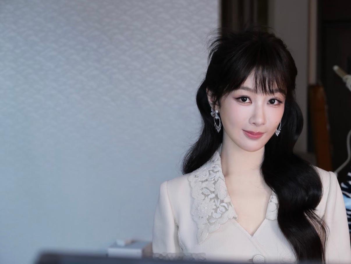 杨紫穿了20年前古董高定了呀！杨紫白色套装高定造型太美了！这气质绝了！