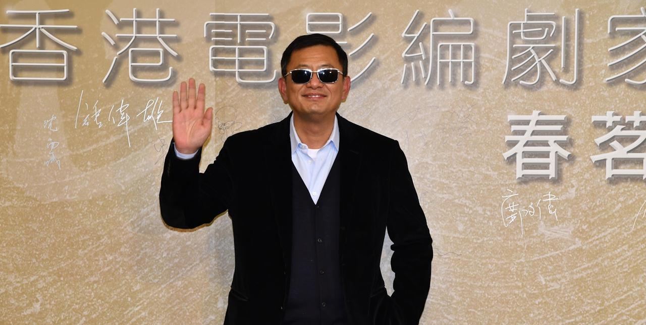 香港知名导演王家卫近期劈价400万元，连车位放售大潭浪琴园一伙两房单位，单位意向