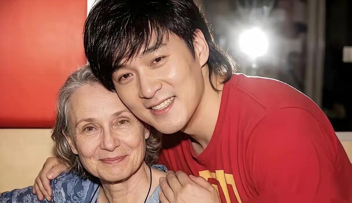 周华健夫妻那张后台照疯传，好多人都说看着像母女。但他们的爱情故事超动人。上世纪8